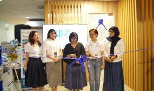 Keterangan foto (dari kiri ke kanan)_ dr. Tiar Marina Octyvani, Sp. DVD - dokter spesialis kulit dan estetik BIRU, Primaya Evasari Hospital, dr.Matahari Arsy., Sp. KK - dokter spesialis kulit dan estetik BIRU, P (1)